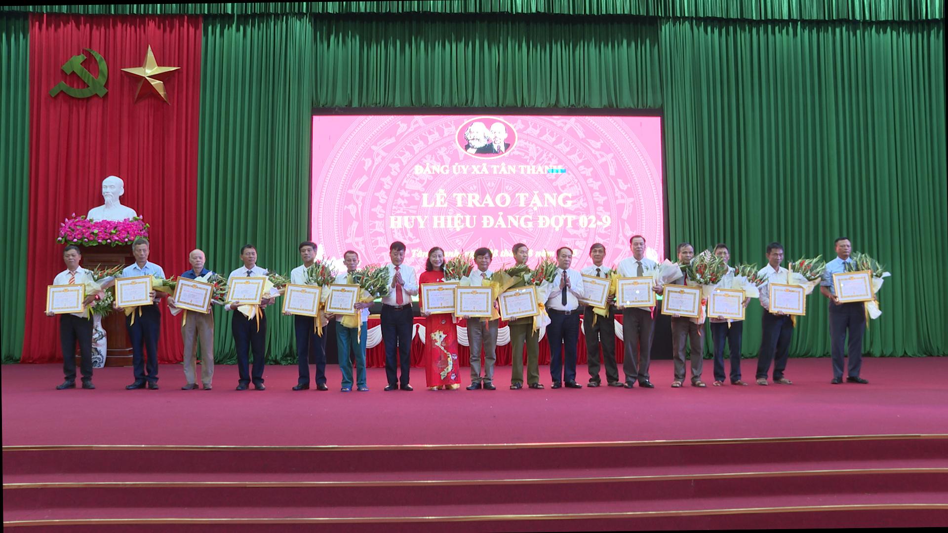 Tân Thanh: Trao Huy hiệu Đảng dịp Kỷ niệm Quốc khánh 2-9.