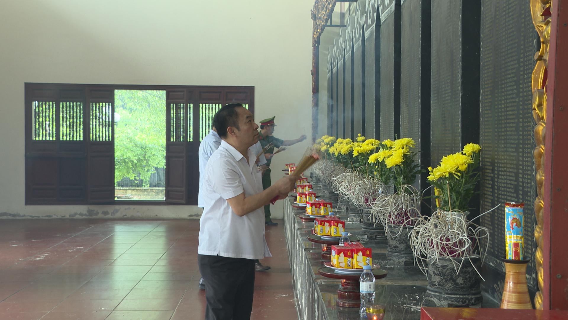 Tân Thanh: Viếng nghĩa trang liệt sỹ dịp Quốc khánh 2-9.