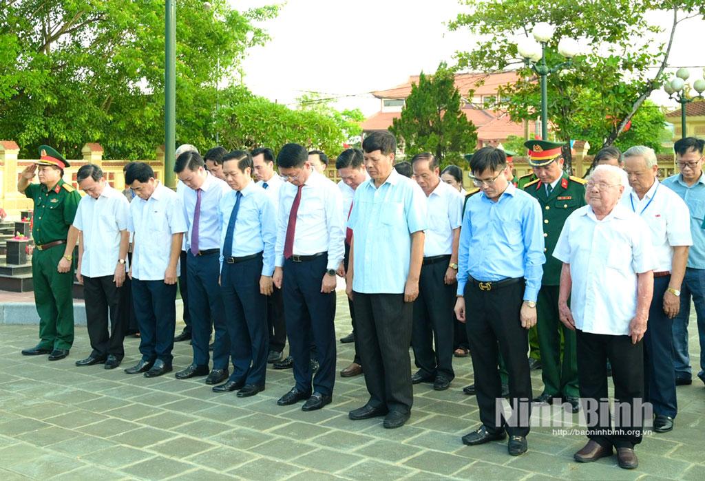 Các đồng chí lãnh đạo tỉnh dâng hương tại Nghĩa trang liệt sĩ xã Quỳnh Lưu và Khu tưởng niệm đồng chí Lương Văn Thăng