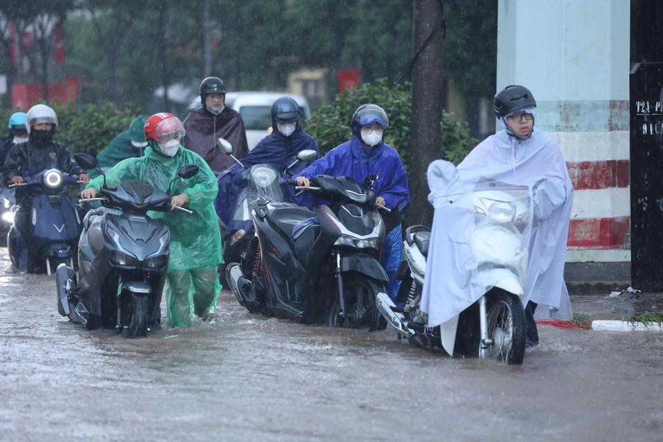 Bão số 5 suy yếu thành áp thấp nhiệt đới, Bắc Bộ và Bắc Trung Bộ mưa lớn